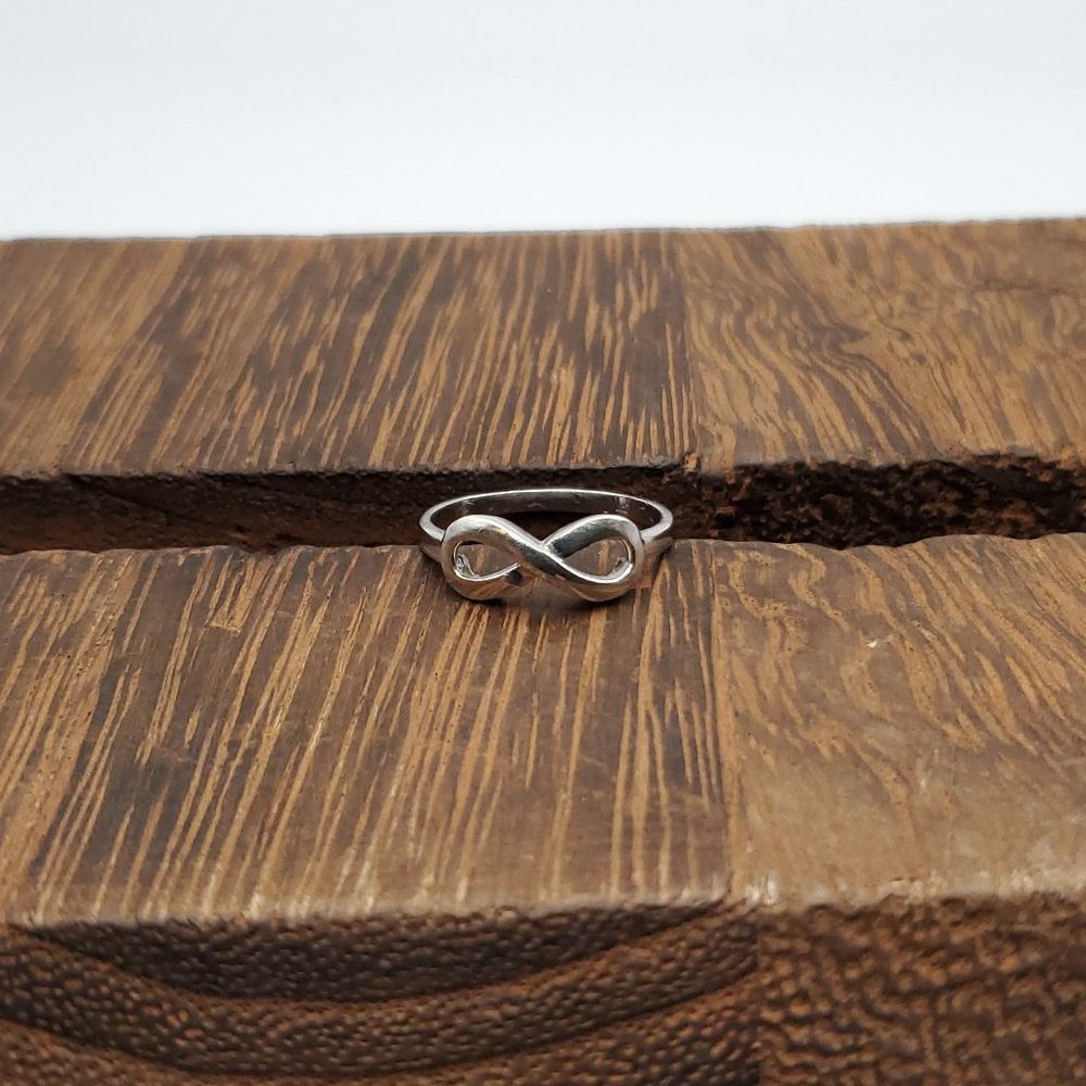 Size 8 925 Sterling Silver Cute Infinity Ring